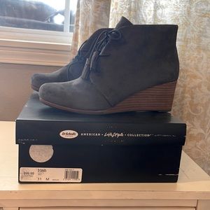 Dr. Scholl’s size 11 New in box Grey booties.